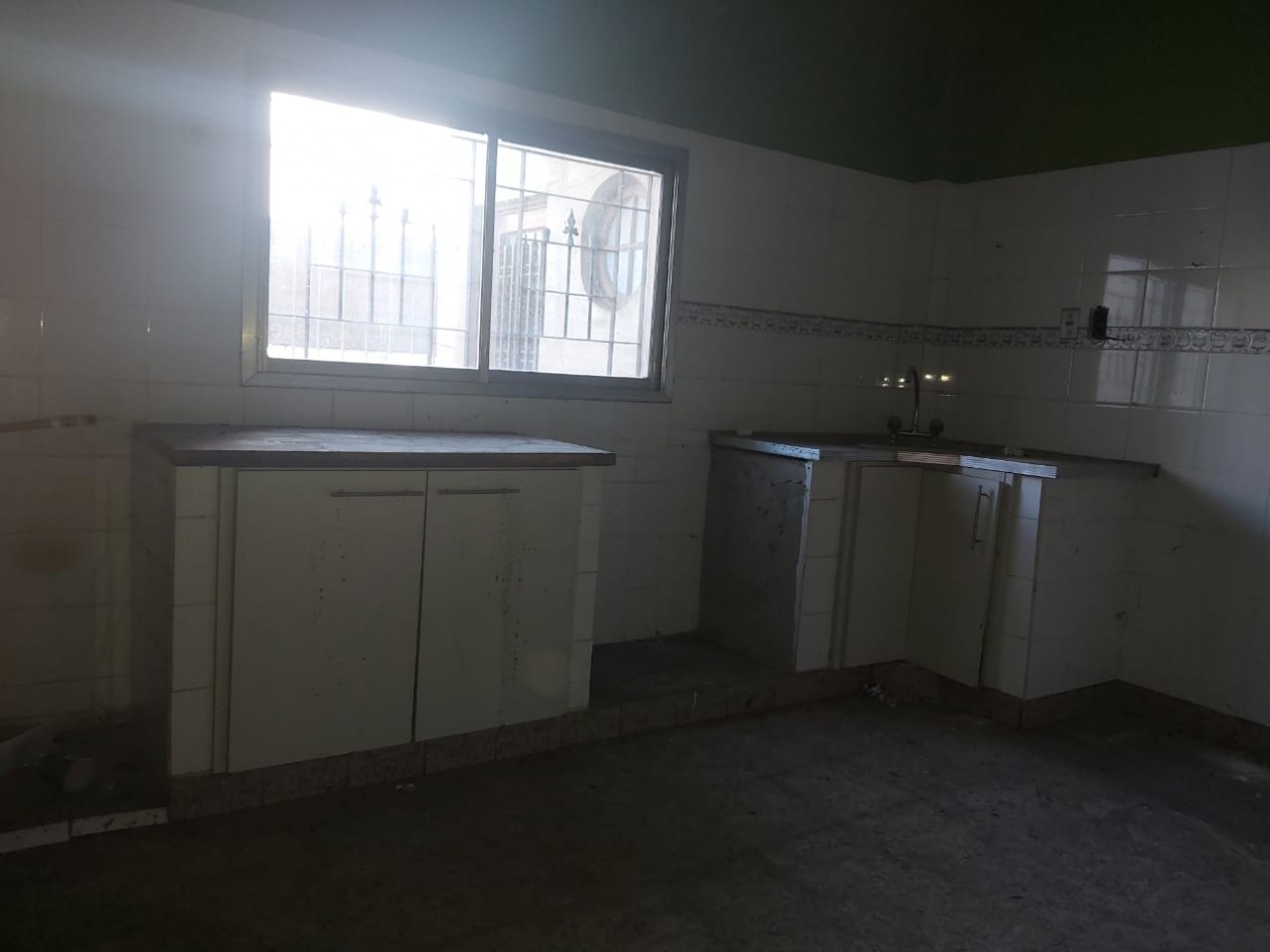 VENTA DE CASA DE 3 AMBIENTES EN VILLA LUZURIAGA