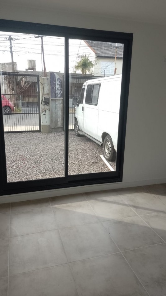 DEPARTAMENTO DE 2 AMBIENTES EN PLANTA BAJA AL FRENTE 