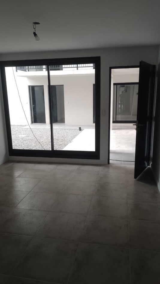 DEPARTAMENTO DE 2 AMBIENTES EN PLANTA BAJA AL FRENTE 