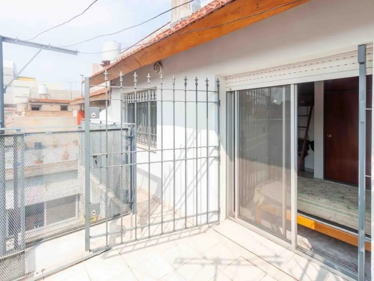 CASA/ PH DE 4 AMBIENTES CON COCHERA CUBIERTA Y PATIO EN VILLA BALLESTER